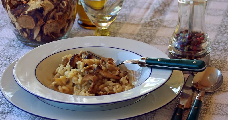 Comment obtenir un risotto crémeux sans crème (le geste que tout le monde ignore)