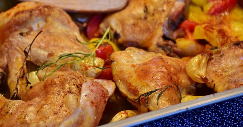 Comment cuisiner un poulet rôti moelleux au four : la méthode infaillible